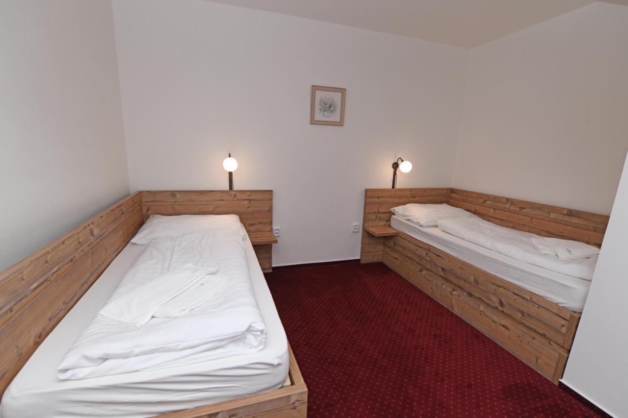 Hotel Konsel Říčky Bagian luar foto